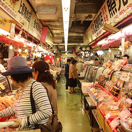ตลาดสาธารณะโอกินาว่ามากิชิ (Okinawa Makishi Public Market) สำหรับประชาชน สัญลักษณ์แห่งโอกินาว่า