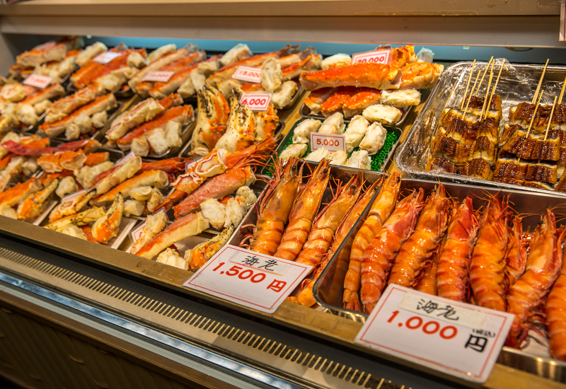 ตลาด Kuromon Ichiba กับวัตถุดิบที่สดใหม่ และร้านอาหารต่าง ๆ อีกมากมาย