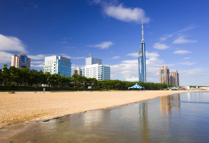 Momochi Seaside Park กับทิวทัศน์อันสวยงามของท้องฟ้าและทะเล